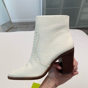 NWT Gianni Bini White Snakeskin Ankle Western Cowboy Heeled Boots | Size 9M